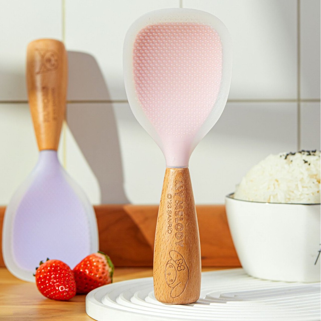 东莞<a href='http://www.dgdb88.cn/Products/shuangseguijiaoweizu.html' class='keys' title='点击查看关于硅胶制品厂的相关信息' target='_blank'>硅胶制品厂</a>:硅胶餐具与塑胶日用品它们的区别 东莞硅胶制品厂:硅胶餐具与塑胶日用品它们的区别